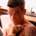 Robbie Williams filmat in costumul lui Adam si Eva