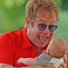 Elton John ar putea deveni “Tatal anului”