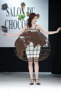 prezentare-de-moda-creatii-din-ciocolata-salon-du-chocolat-2013 (26)