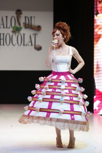 prezentare-de-moda-creatii-din-ciocolata-salon-du-chocolat-2013 (36)